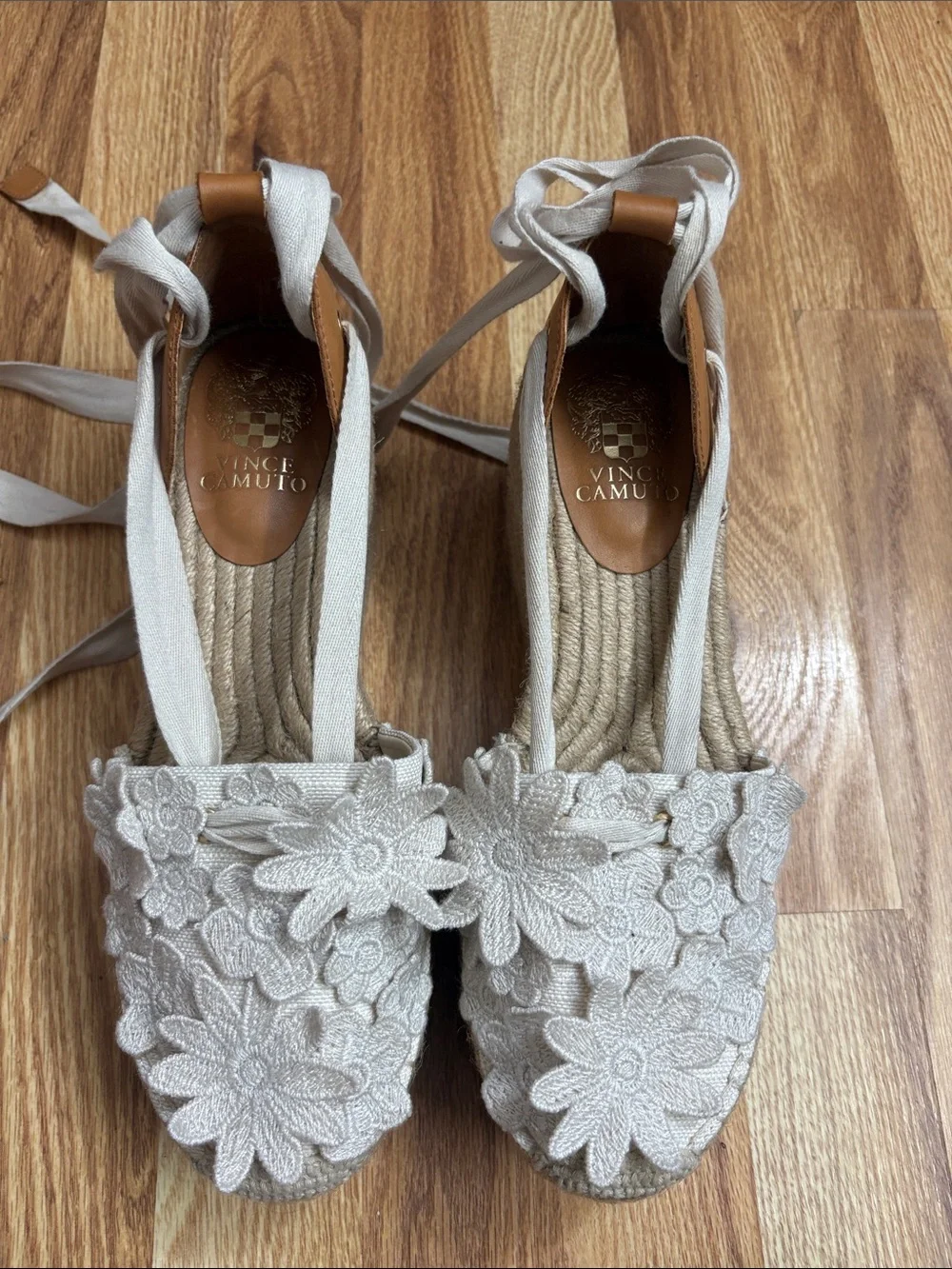 Vince Camuto Tilmai platform espadrille wedges with white floral size 9M